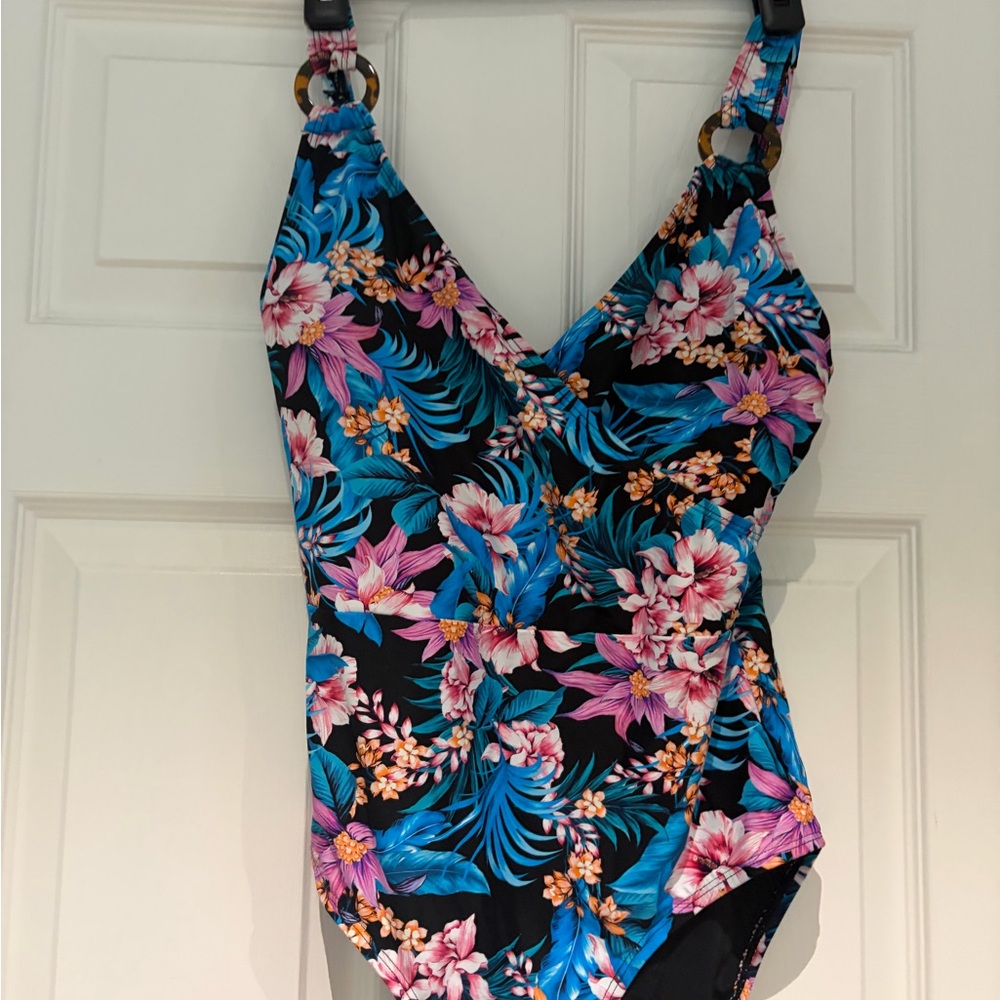 Nip Tuck women’s one piece floral swimsuit Excellent condition  size 8